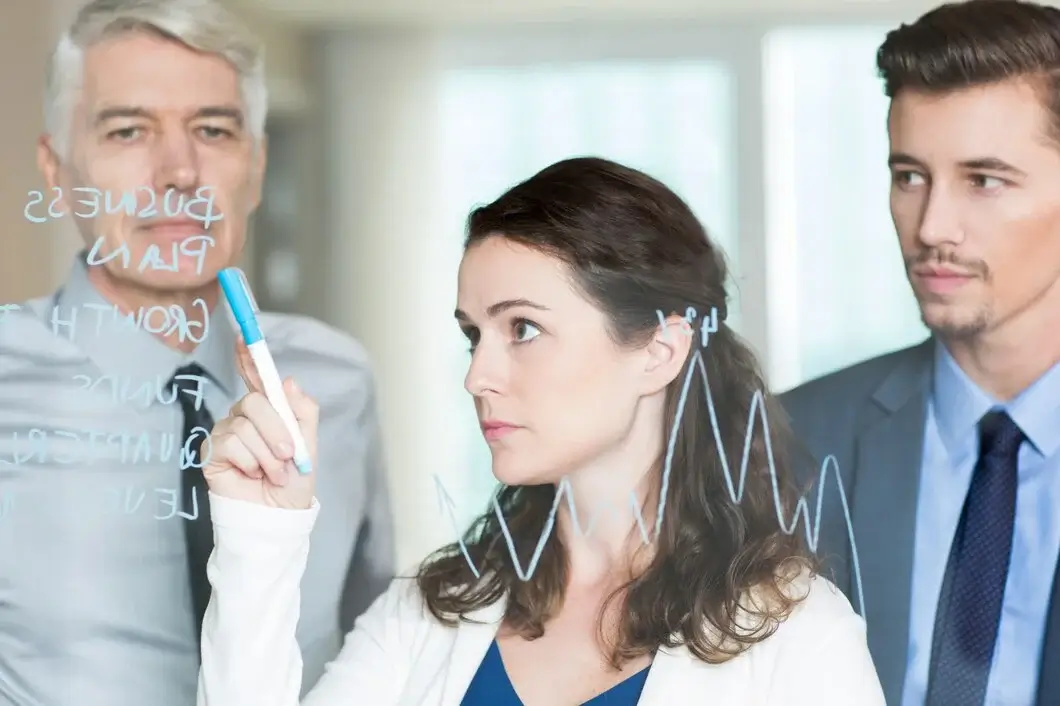 Optimizing voice search results using AI insights and human strategy